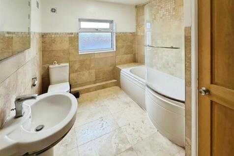 FIRST FLOOR BATHROOM