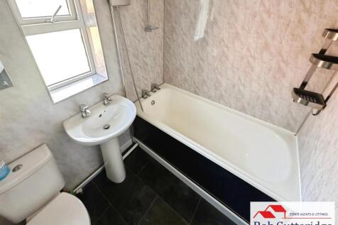 FIRST FLOOR BATHROOM