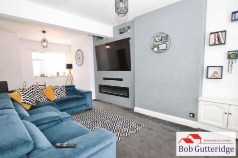 OPEN PLAN LOUNGE / DINING ROOM