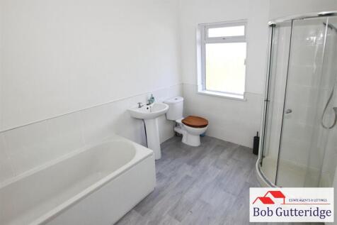 FIRST FLOOR BATHROOM