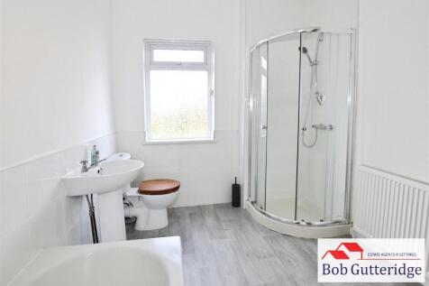FIRST FLOOR BATHROOM
