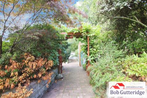 ENCLOSED REAR GARDEN
