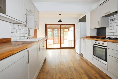 FITTED KITCHEN