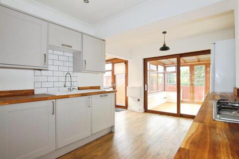 FITTED KITCHEN
