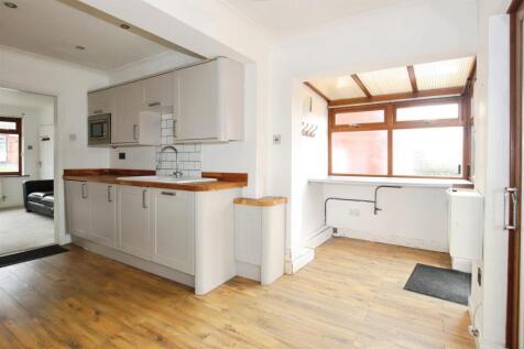 FITTED KITCHEN