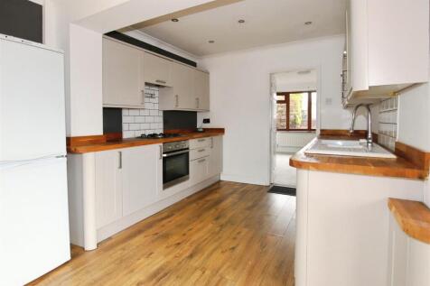 FITTED KITCHEN