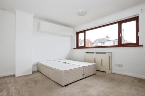MASTER BEDROOM (FRONT)