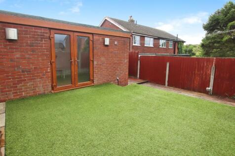 ENCLOSED REAR GARDEN