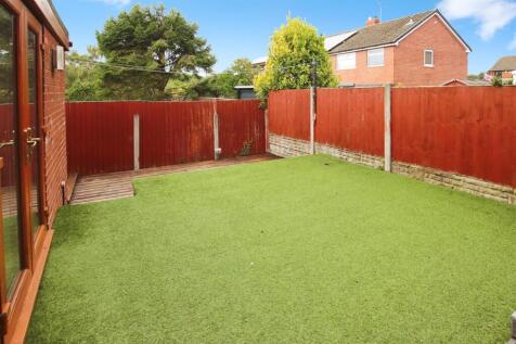 ENCLOSED REAR GARDEN