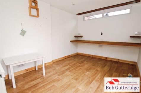 BRICK-BUILT GARAGE / SUMMERHOUSE