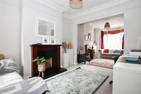 OPEN PLAN LOUNGE/DINING ROOM