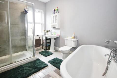 FIRST FLOOR BATHROOM