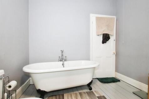 FIRST FLOOR BATHROOM