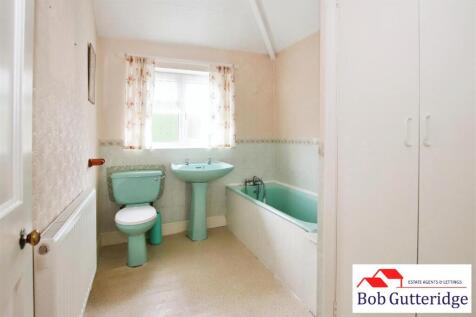 FIRST FLOOR FAMILY BATHROOM