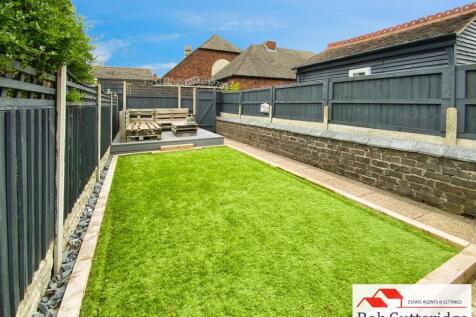 ENCLOSED REAR GARDEN