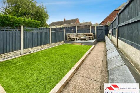 ENCLOSED REAR GARDEN