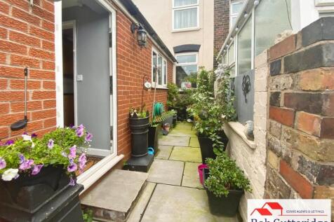 ENCLOSED REAR GARDEN
