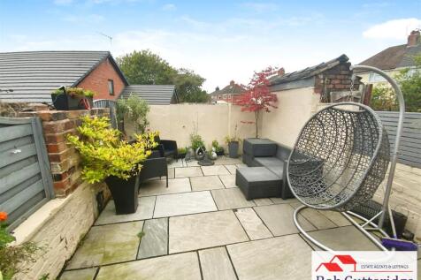 ENCLOSED REAR GARDEN