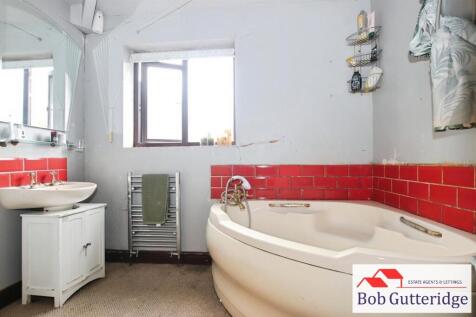 FIRST FLOOR BATHROOM