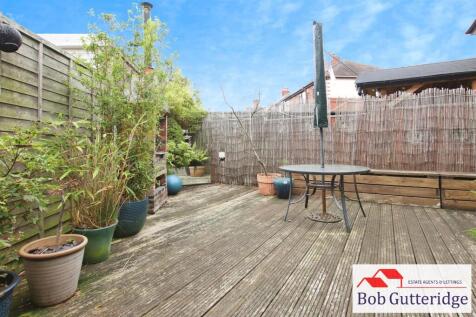 ENCLOSED REAR GARDEN