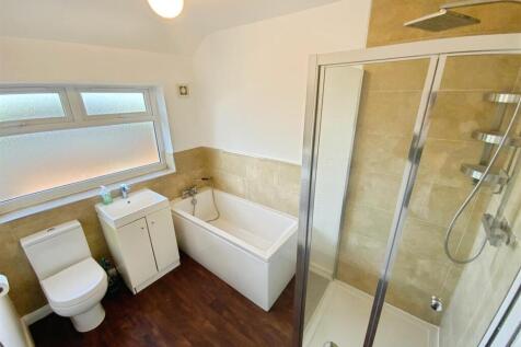 FIRST FLOOR FAMILY BATHROOM