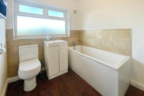 FIRST FLOOR FAMILY BATHROOM