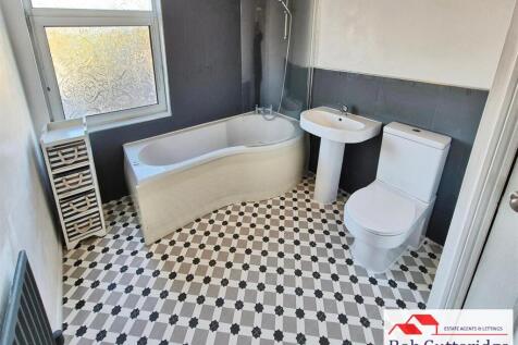 FIRST FLOOR BATHROOM