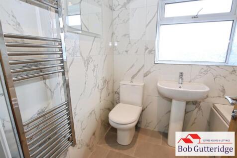 FIRST FLOOR BATHROOM