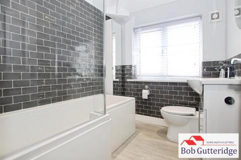 FIRST FLOOR FAMILY BATHROOM