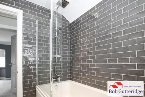 FIRST FLOOR FAMILY BATHROOM
