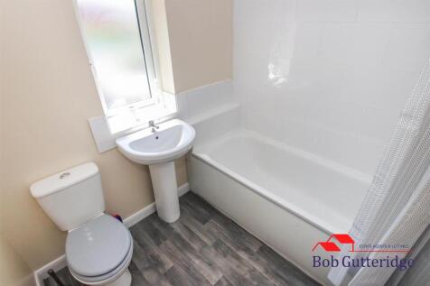 FIRST FLOOR FAMILY BATHROOM