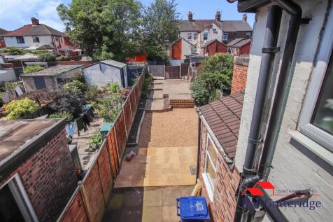 ENCLOSED REAR GARDEN