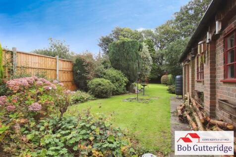 ENCLOSED REAR GARDEN