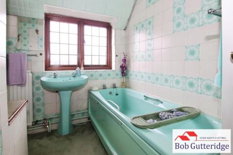 FIRST FLOOR FAMILY BATHROOM