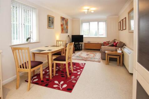 OPEN PLAN FITTED KITCHEN / LOUNGE DINER