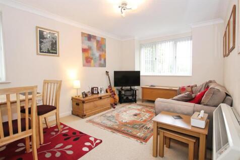 OPEN PLAN FITTED KITCHEN / LOUNGE DINER