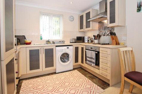 OPEN PLAN FITTED KITCHEN / LOUNGE DINER