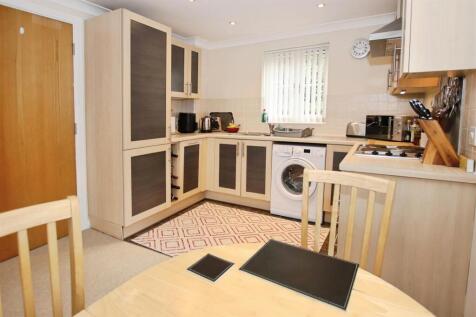 OPEN PLAN FITTED KITCHEN / LOUNGE DINER