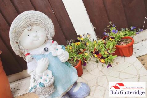 ENCLOSED REAR GARDEN