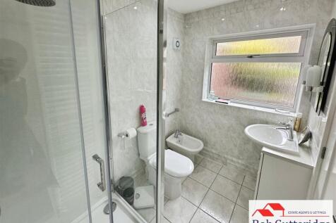 GROUND FLOOR SHOWER ROOM