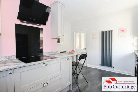 MODERN FITTED KITCHEN