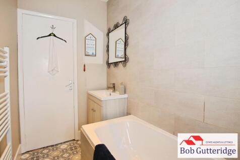 MODERN FIRST FLOOR BATHROOM