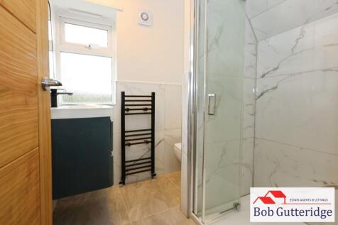 FIRST FLOOR BATHROOM