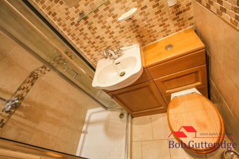 EN-SUITE SHOWER ROOM