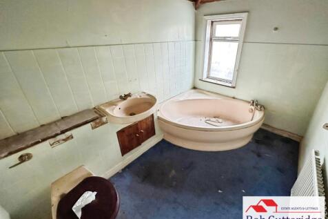 FIRST FLOOR BATHROOM