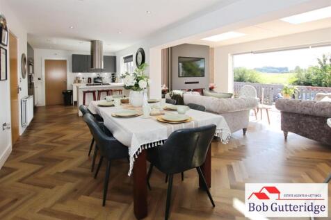 OPEN PLAN FITTED KITCHEN / DINING ROOM