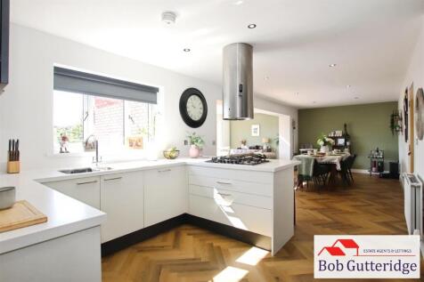 OPEN PLAN FITTED KITCHEN / DINING ROOM