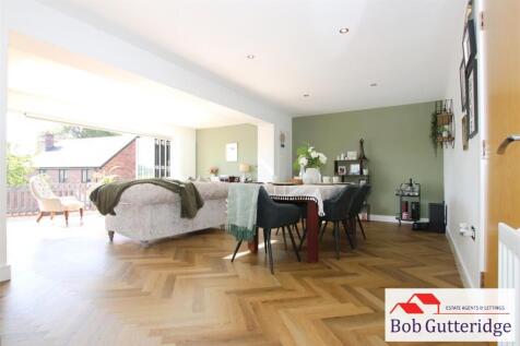 OPEN PLAN FITTED KITCHEN / DINING ROOM