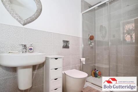 EN-SUITE SHOWER ROOM