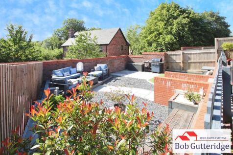 ENCLOSED REAR GARDEN